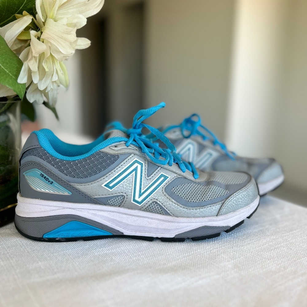 WOMEN'S New Balance 1540v3 Running Shoes hiking nursing Silver And Blue Size 8